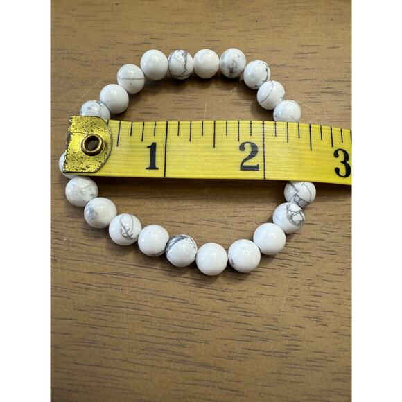 Natural Howlite Beaded Braclet White and Gray EUC Stretch - Picture 3 of 3